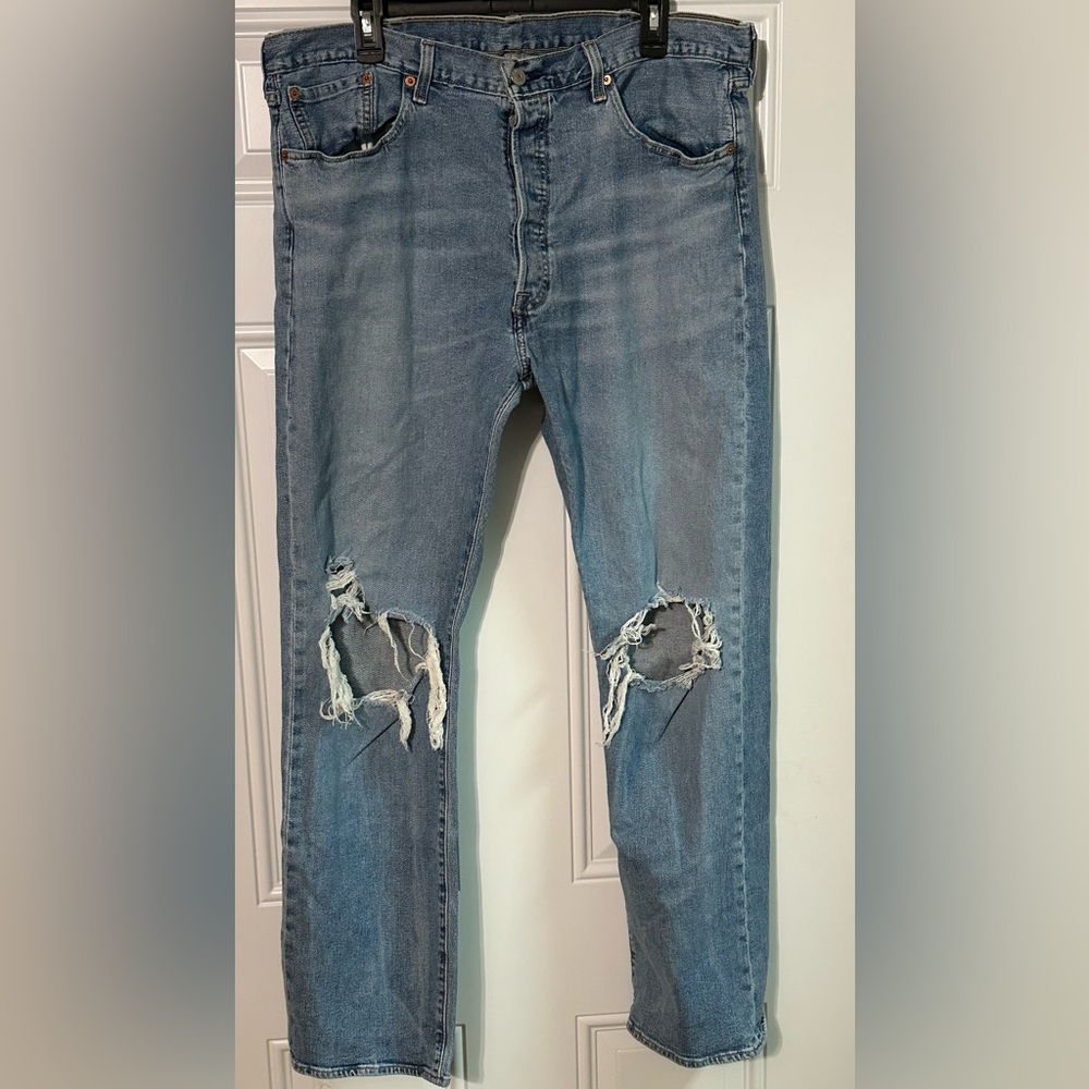 Levi’s 501 Button Fly Light Wash Straight Leg Distressed Knee W38 L32